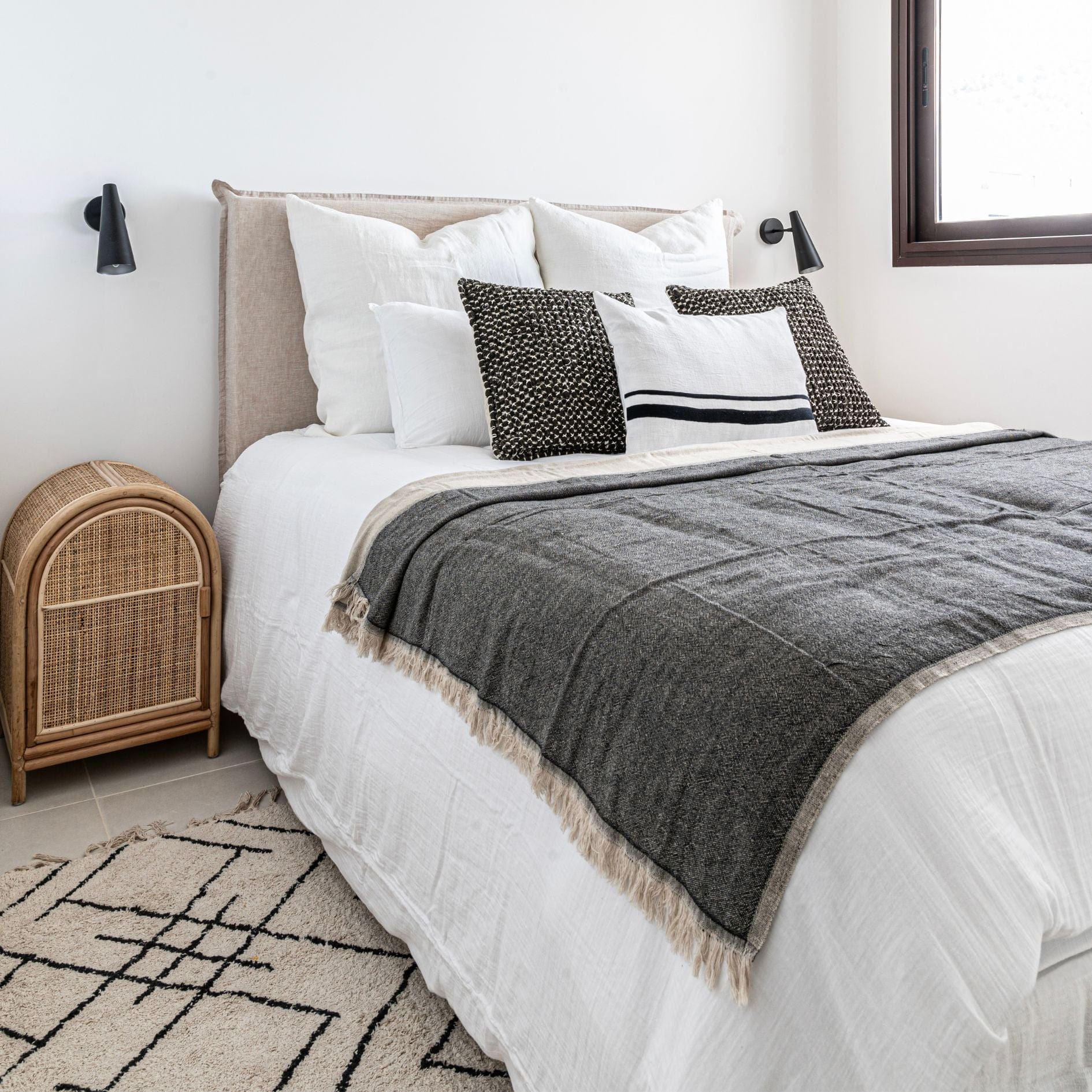 Zoco Home Decor/Textile Arias Linen Cushion Cover | White/Black 40x60cm