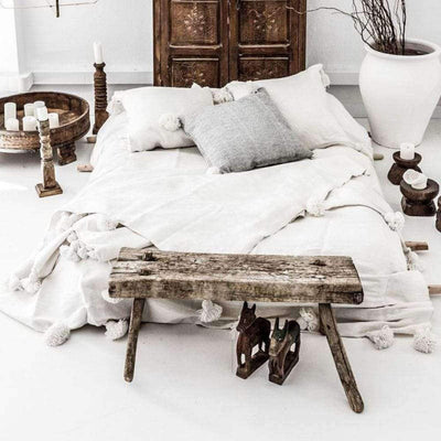 Manta con pompones de Zoco Home | Blanca
