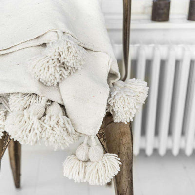 Manta con pompones de Zoco Home | Blanca
