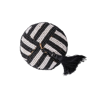 Zoco Home Cesta con abalorios de Suri Jewelry | Blanco y negro con borla