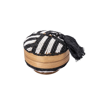 Zoco Home Cesta con abalorios de Suri Jewelry | Blanco y negro con borla