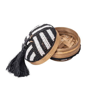 Zoco Home Cesta con abalorios de Suri Jewelry | Blanco y negro con borla